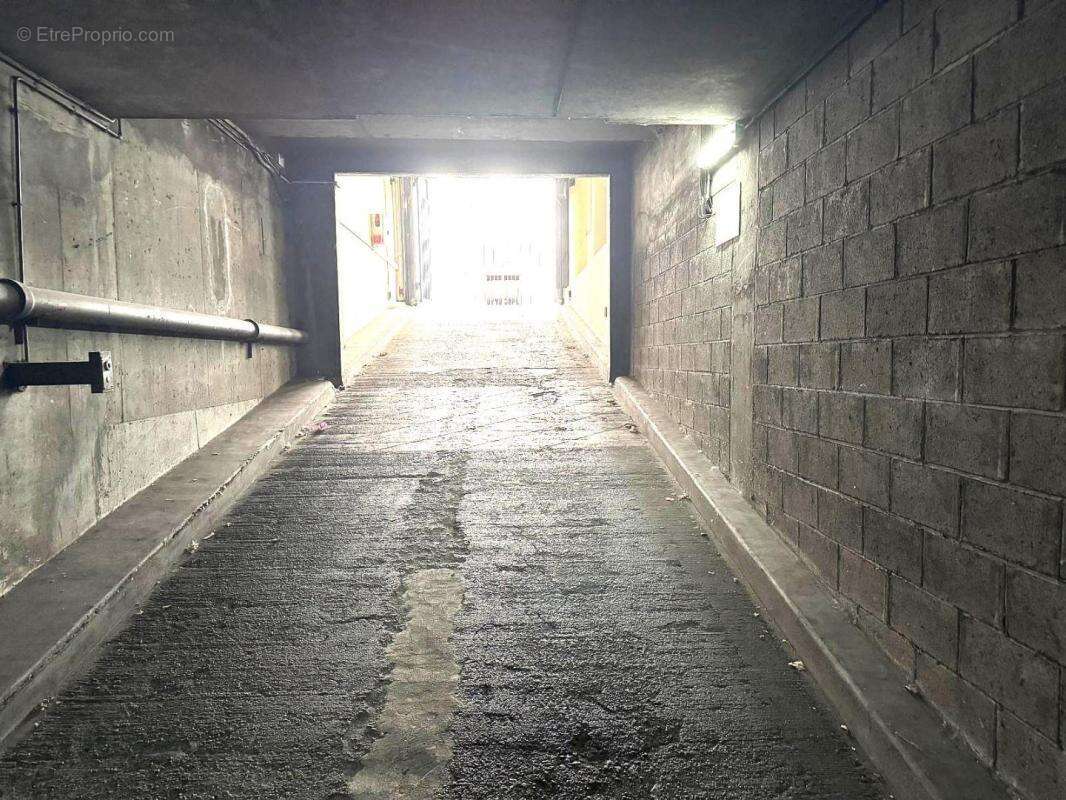 Parking à PARIS-17E