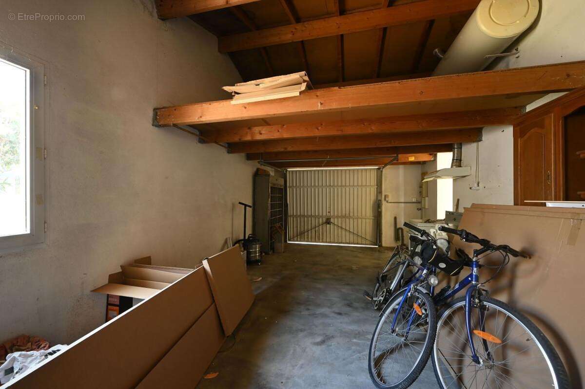 Maison de plain-pied située  centre village A VENDRE SAINT CLEMENT DES BALEINES - photo 10