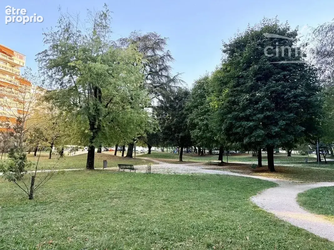 T2 rénové 43 m² – 11e étage – balcon – vue massifs - photo 13