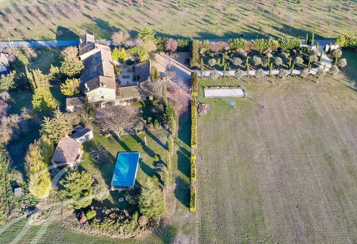 Mas en pierre à vendre proche de Gordes : Charme provençal, volumes exceptionnels et vue sur le Luberon - photo 14