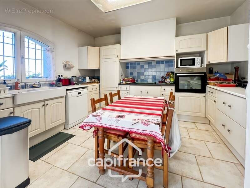 Maison à vendre 6 pièces HYERES (83) - Charme de l'ancien - 4 chambres - 200m2 habitables - Piscine - possibilité 2 appartements - photo 37