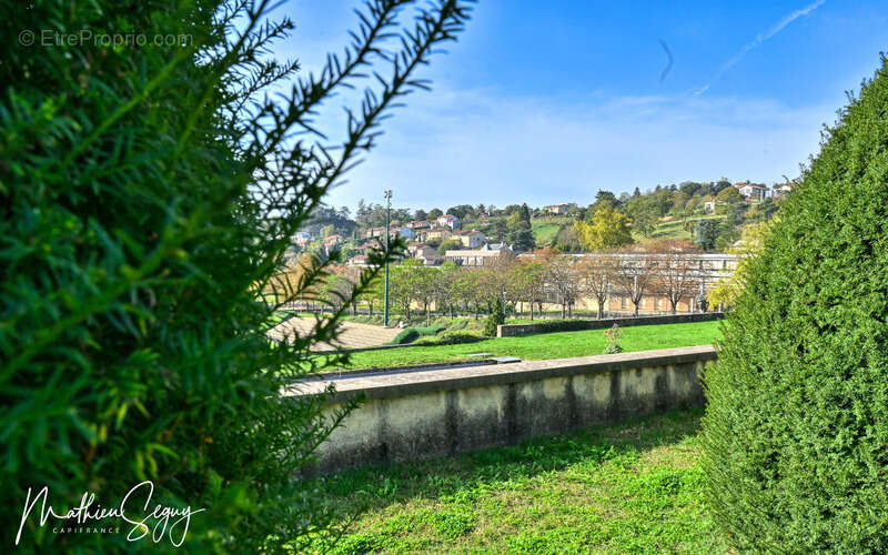 Terrain à SAINT-GENIS-LAVAL
