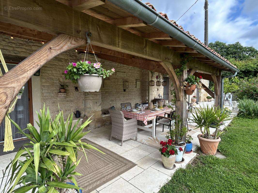 Élégant Corps de ferme de 4 Chambres avec Piscine et Court d - photo 16