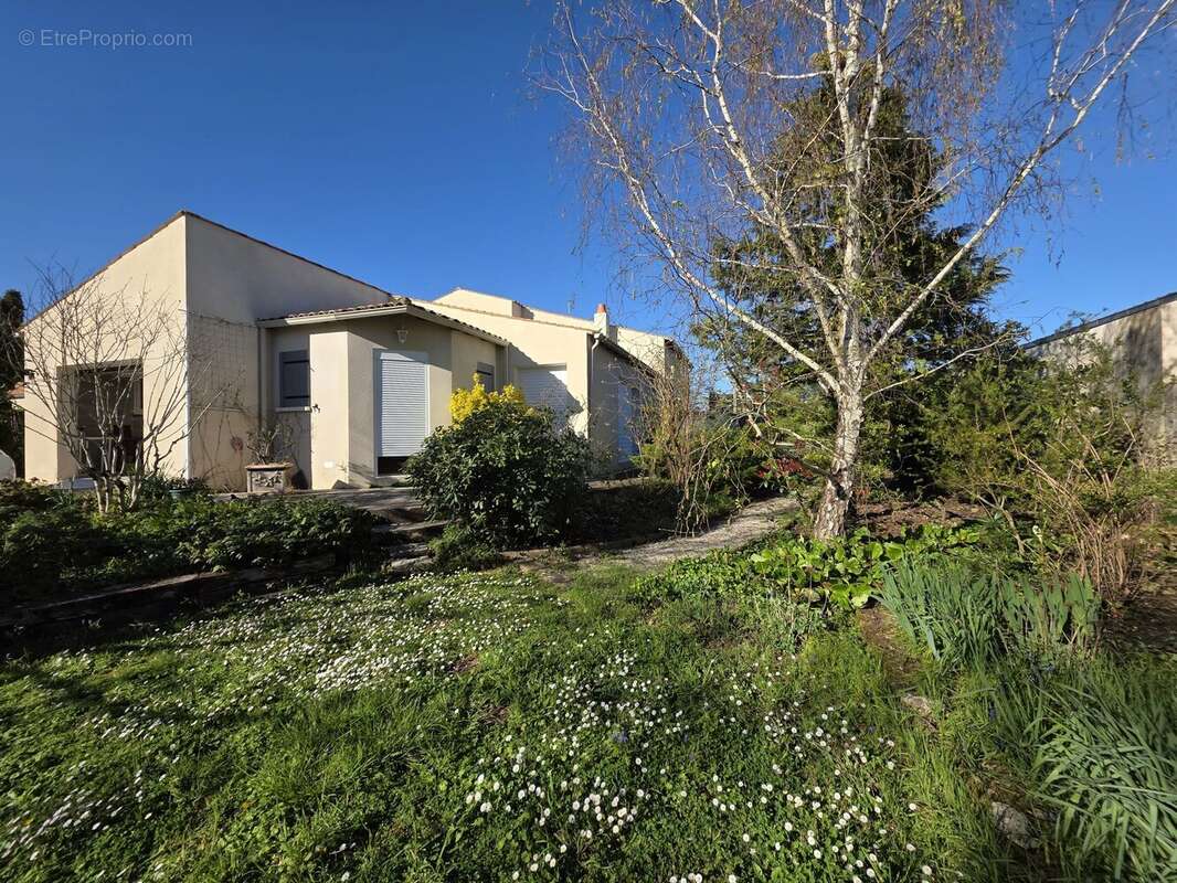 Maison à SAINT-LAURENT-DE-LA-PREE