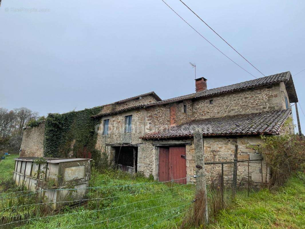 Corps de ferme à rénover avec 9511 m2 de terrain - photo 3