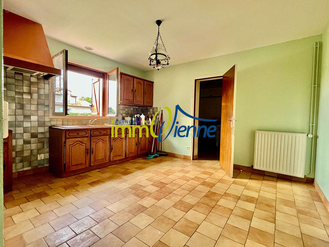 Maison à LUSSAC-LES-CHATEAUX