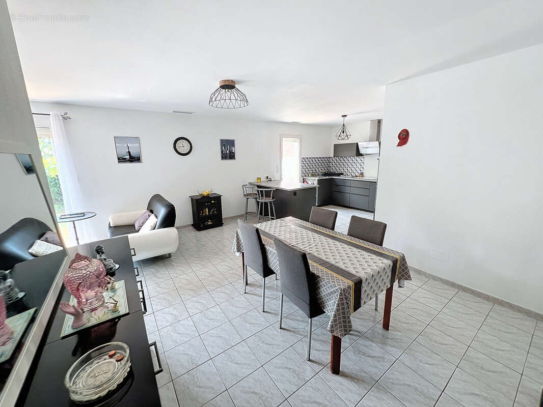 Maison à SAINT-LAURENT-DE-LA-SALANQUE