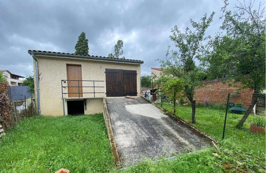 Terrain à BRUGUIERES