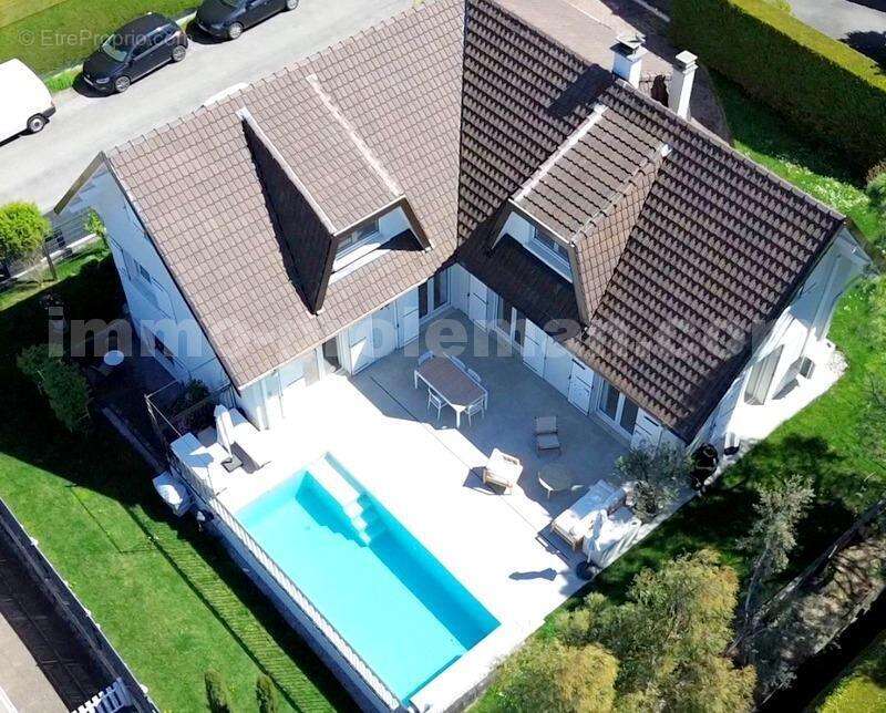 Maison_Annemasse_grand_espace_proche_ecole_genève_frontière_suisse_ceva_bus_commerces_lumineux_calme_piscine_terrasse_extérieur_séjour_salon_cuisine_chambre_1_2_3_4_salle_de_bains_jardin_terrain_ - Maison à ANNEMASSE