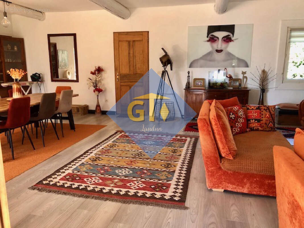 Maison à LAUDUN-L'ARDOISE