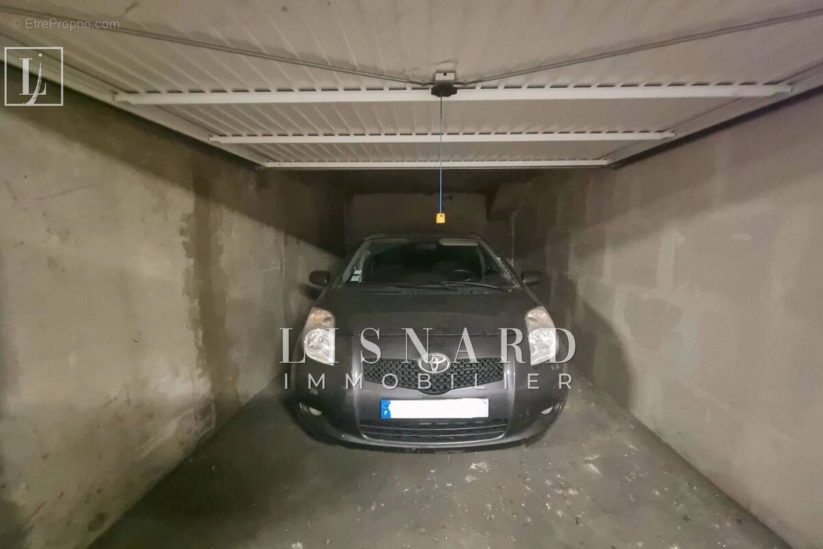 Parking à VALLAURIS