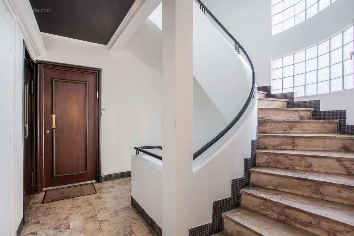 Appartement à PARIS-16E