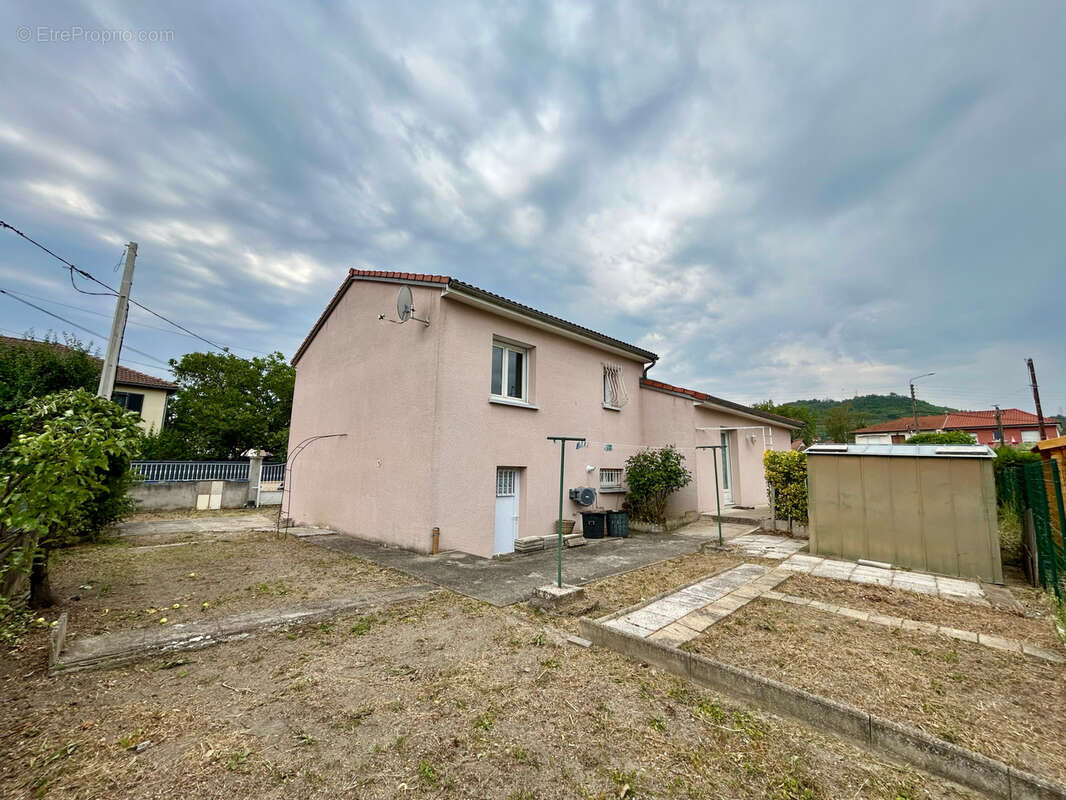 CEBAZAT - Maison familliale 4 chambres, garage et jardin - photo 8