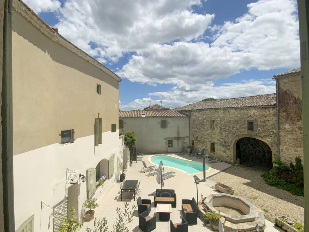 Mas de village du XIXo siècle avec cour , piscine dans un village avec commerces. - photo 5