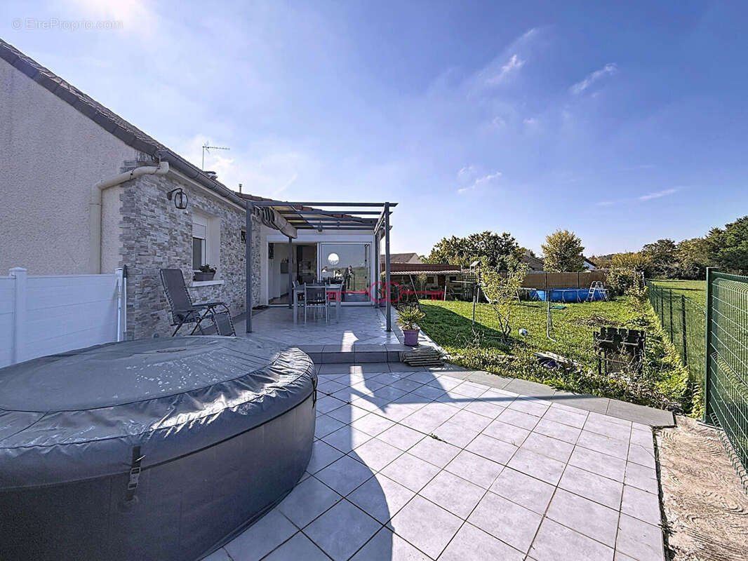 Maison à LIVRY-LOUVERCY