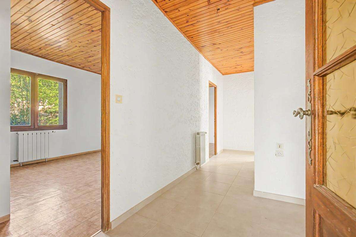 Maison à ENTRAIGUES-SUR-LA-SORGUE