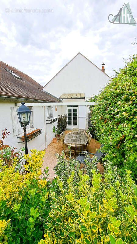 Exclusivité - Villeneuve la Guyard - Viager occupé - Maison de 146 m2 avec 3 chambres et beau jardin. - photo 2