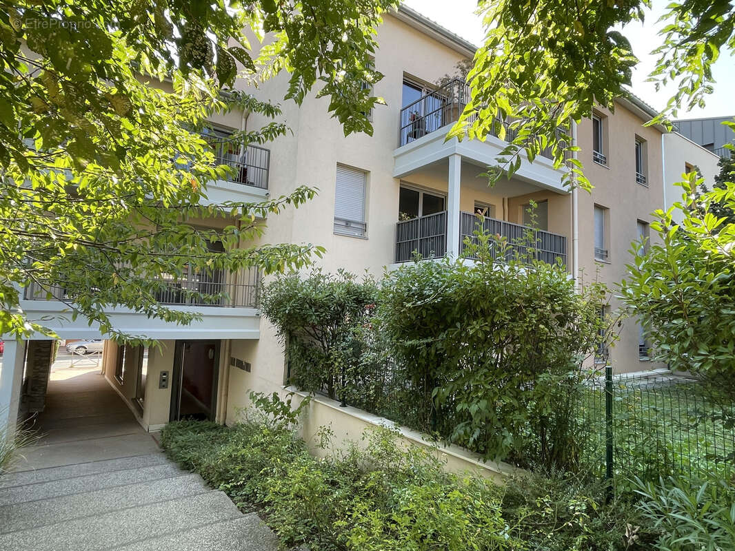 Appartement à LA TOUR-DE-SALVAGNY