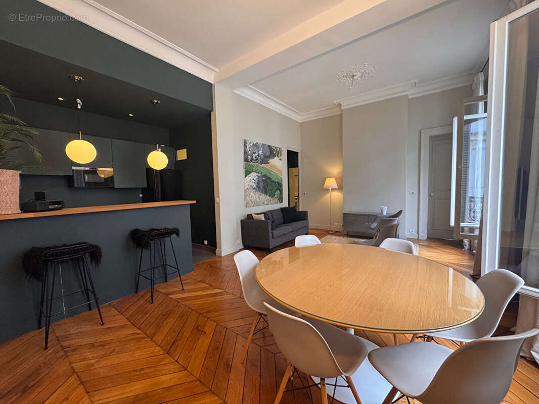 Appartement à PARIS-8E