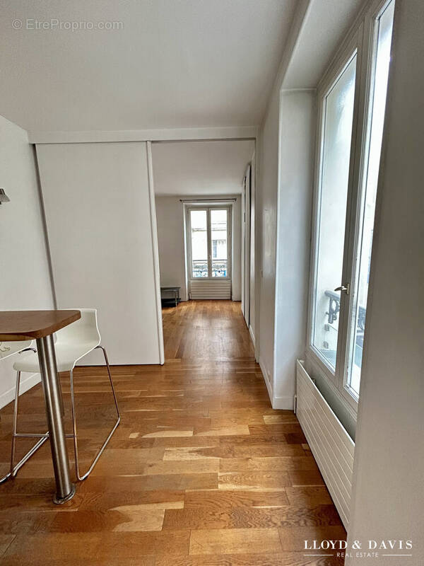 Vue de l'entrée. - Appartement à PARIS-16E