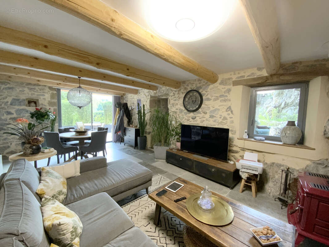 Maison en pierre rénovée avec jardin arboré. - photo 2