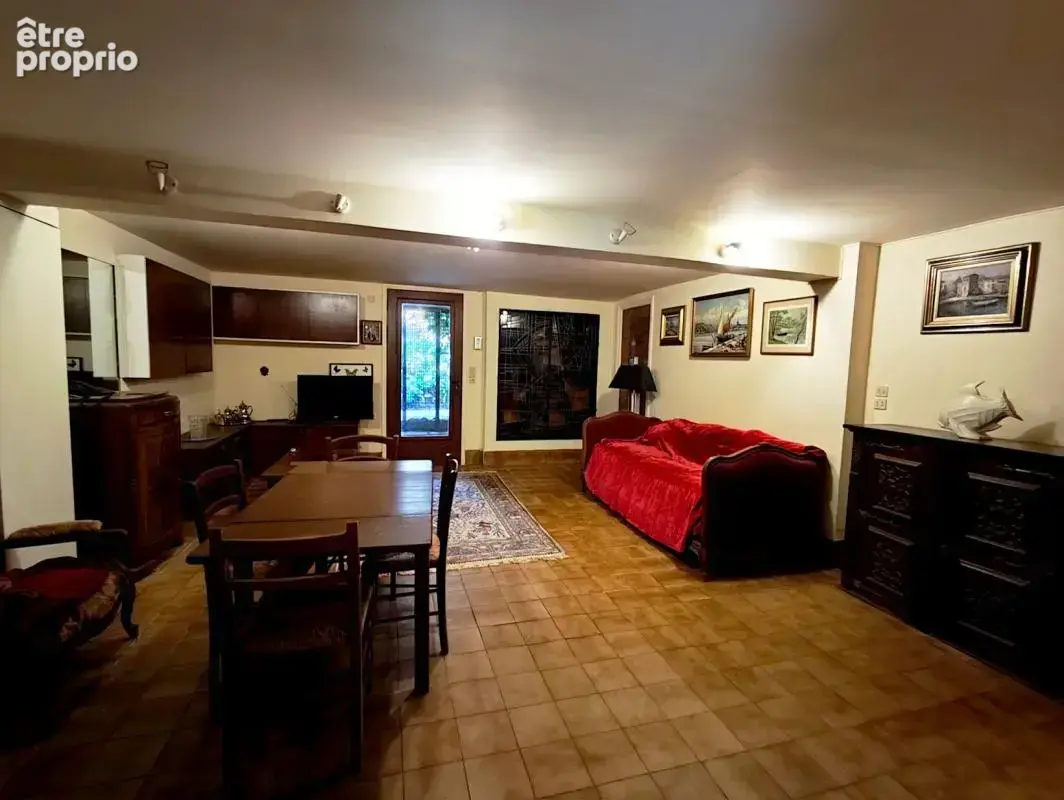 Central et calme sur 1400m² de terrain ! Propriété meulière de caractère de 250m² comprenant séjour triple et 5 chambres, sur un - photo 14