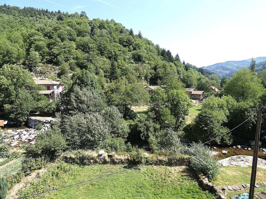 Maison en pierre avec dépendances d'environ 215 m² DORNAS (07) - photo 2