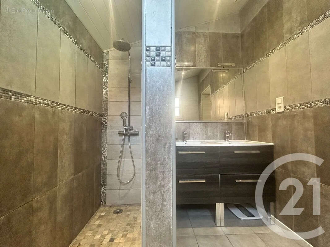 Maison à SAINT-HILAIRE-DE-LUSIGNAN