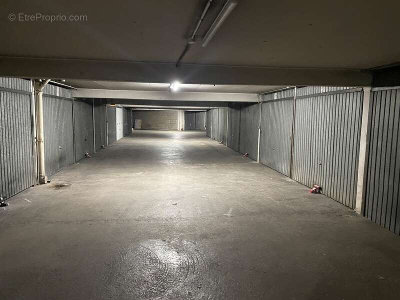 Parking à PARIS-18E