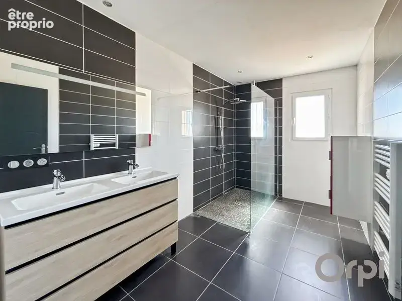 En campagne, avec vue, sur un terrain proche de 3000 m², agréable maison individuelle de plain pied avec garage et piscine - photo 13