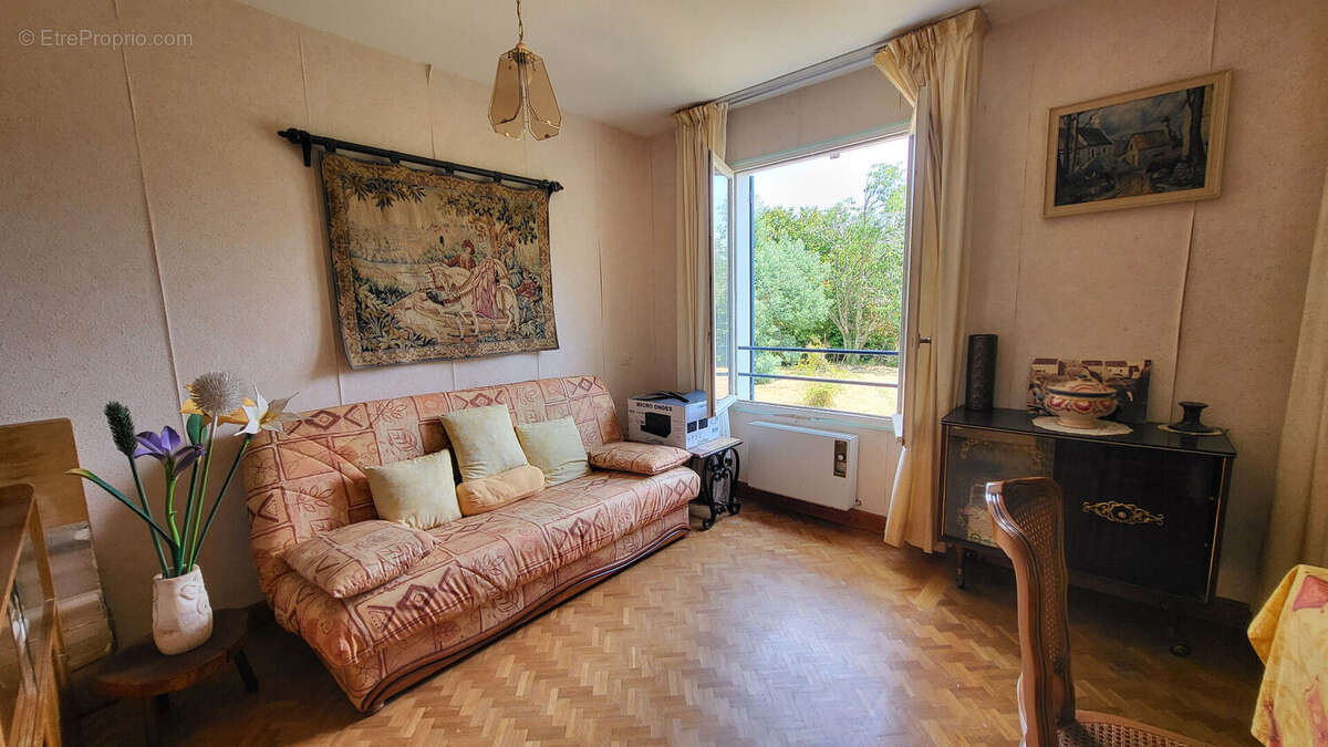 Maison à vendre à Le Palais : cadre idyllique, charme authentique et potentiel à saisir - photo 2
