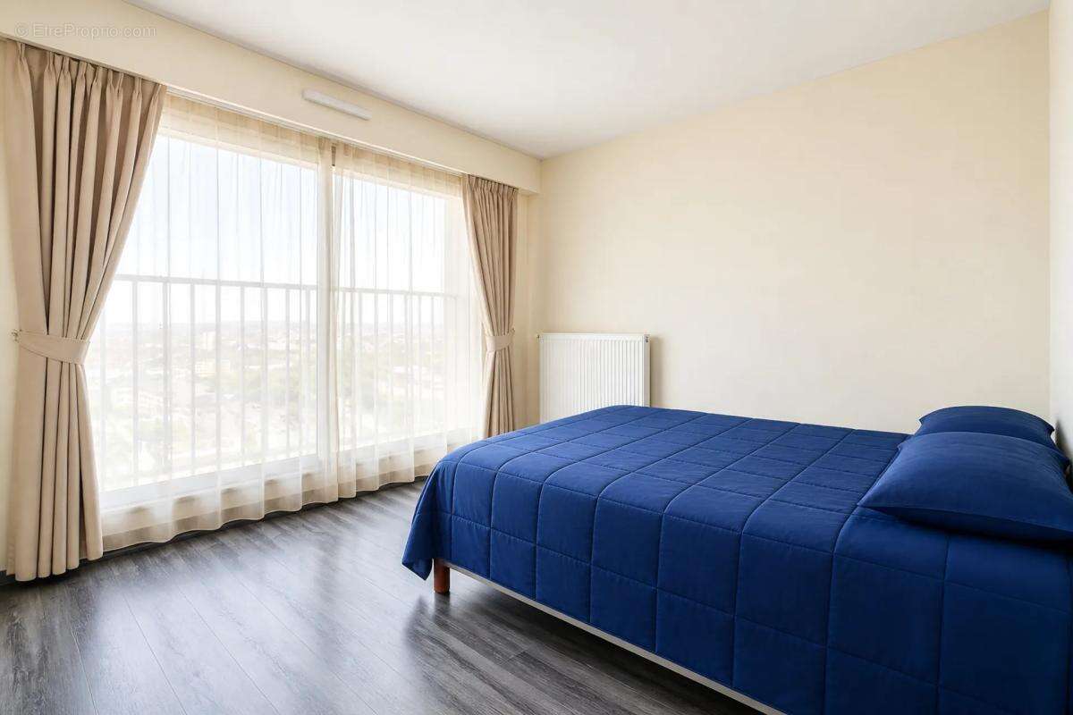 T4 traversant 82m², 12ᵉ étage, Vénissieux, loué - photo 3