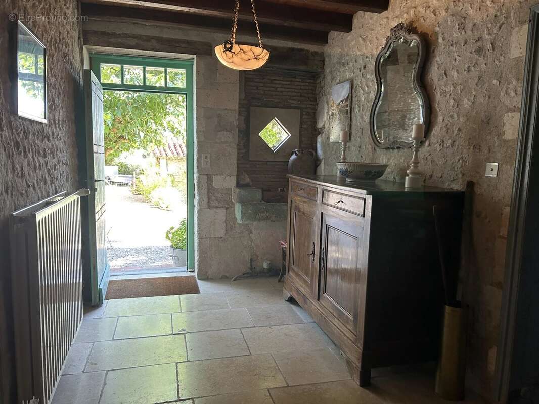 Maison à MONTIGNAC-LE-COQ