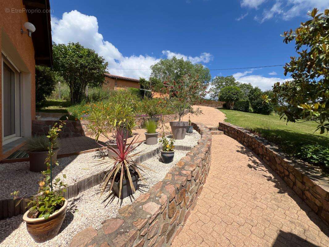 Maison à MONTROTTIER