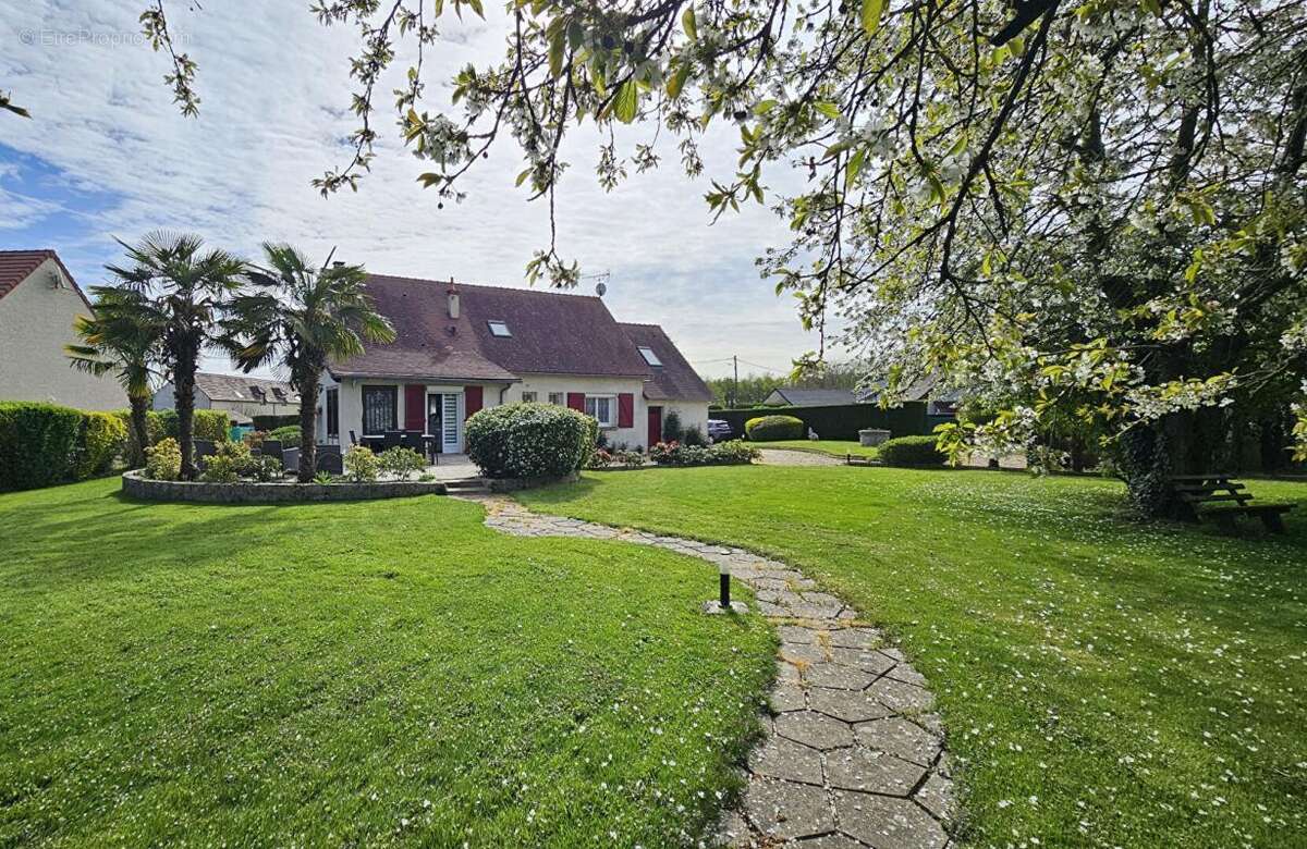 Maison à HOUDAN