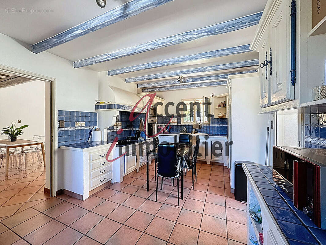 Villa rénovée des années 90 - 130 m² habitables sur jardin de 1115 m². - photo 8