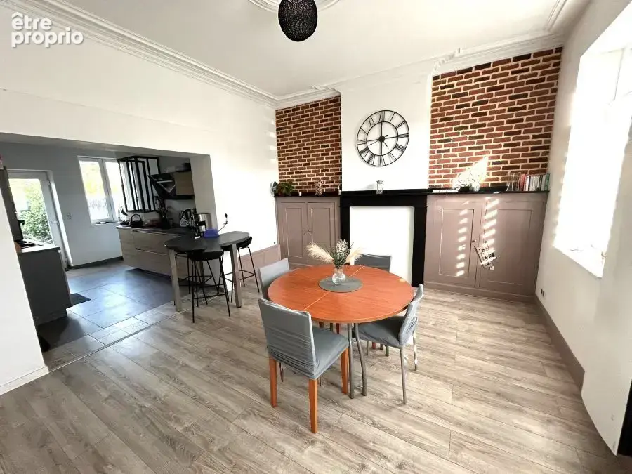 Maison de style Bourgeoise entièrement rénovée située au coeur du village !! Prix NEGOCIABLE ! - photo 2