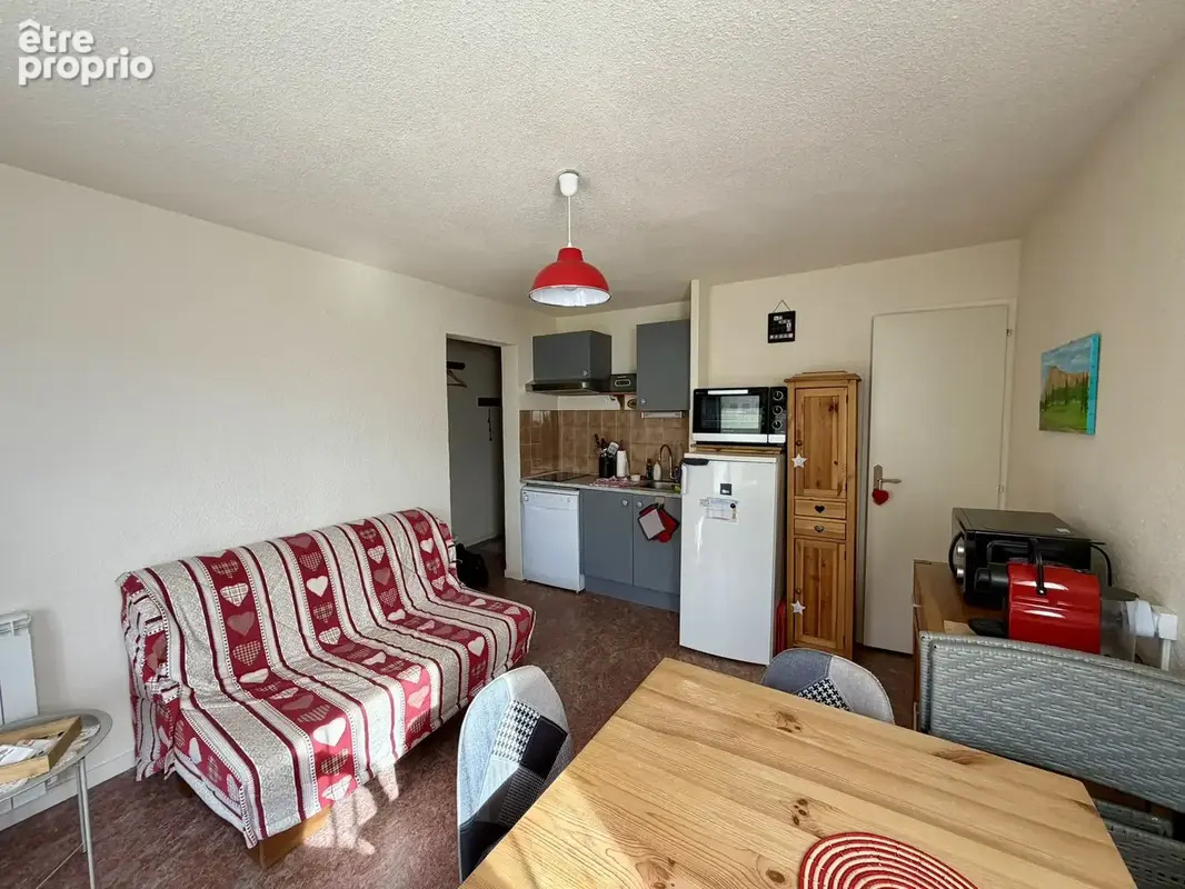 Dans une résidence au pied des pistes de ski et des commerces, venez découvrir ce bel appartement de 34m2, - photo 2