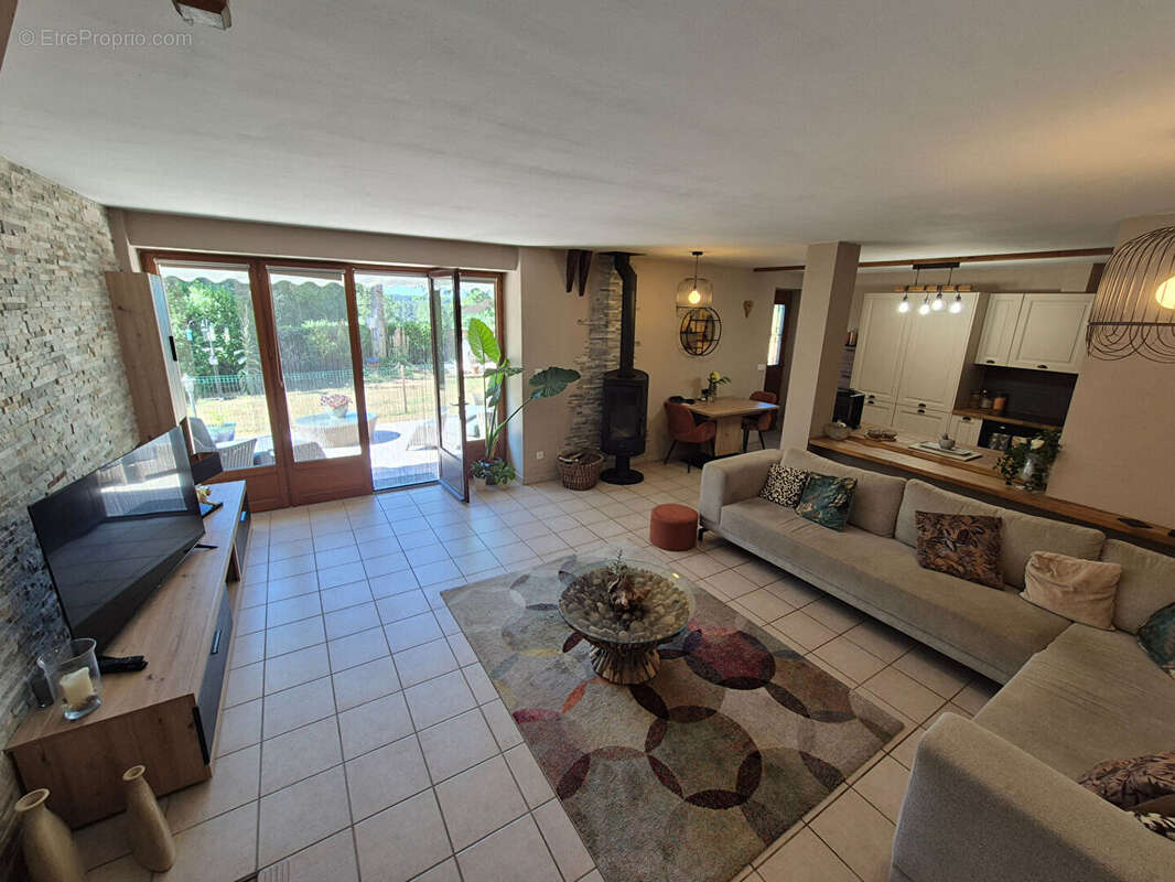 CORRÈZE. PEYRISSAC. Maison en pierre avec 3 chambres, gîte en pierre, garage et jardin de 2 062 m². - photo 2