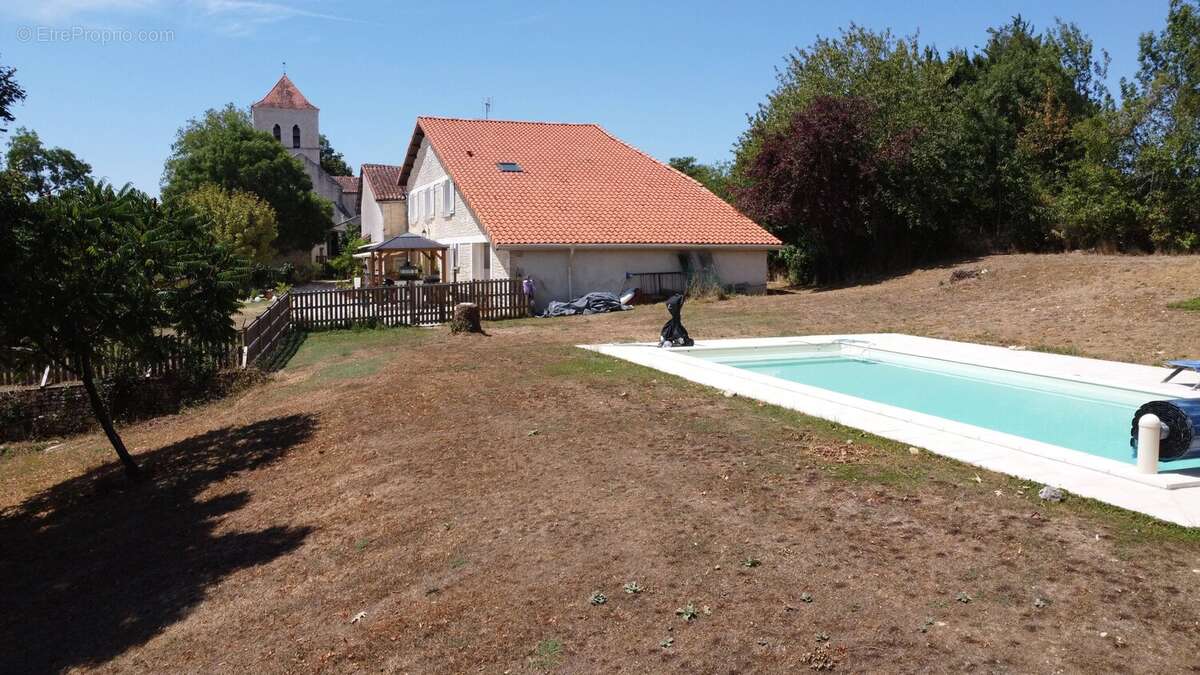 Belle maison de caractère avec vue spectaculaire, piscine et plus d’un hectare de terrain, entre Ruffec et Mansle - photo 18