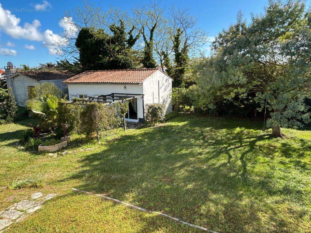 À vendre – Belle maison familiale avec vue mer, dépendance et jardin – La Brée-les-Bains, plage à pied - photo 20