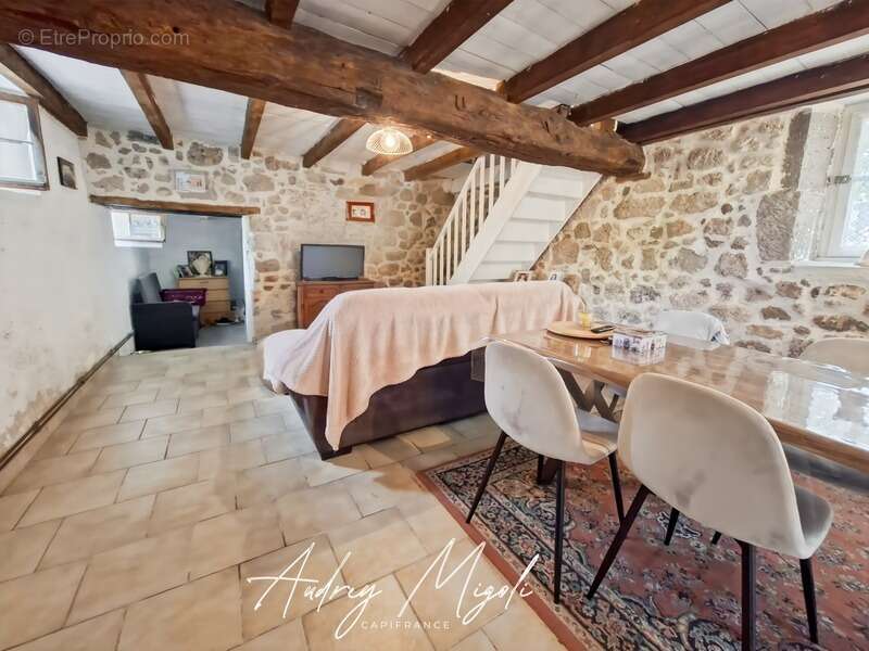 Maison en pierre au cœur de la nature, 109m², 3 chambres, garage et grande dépendance, au bord d'une rivière, terrain 1 hectare - photo 3
