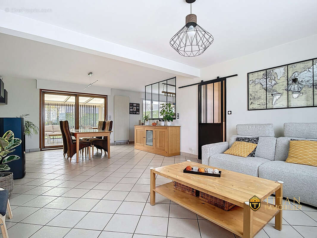 Maison individuelle coup de coeur  3 chambres  Jardin exposée Sud ouest  véranda  garage à Uxem Titan immobilier - Maison à UXEM