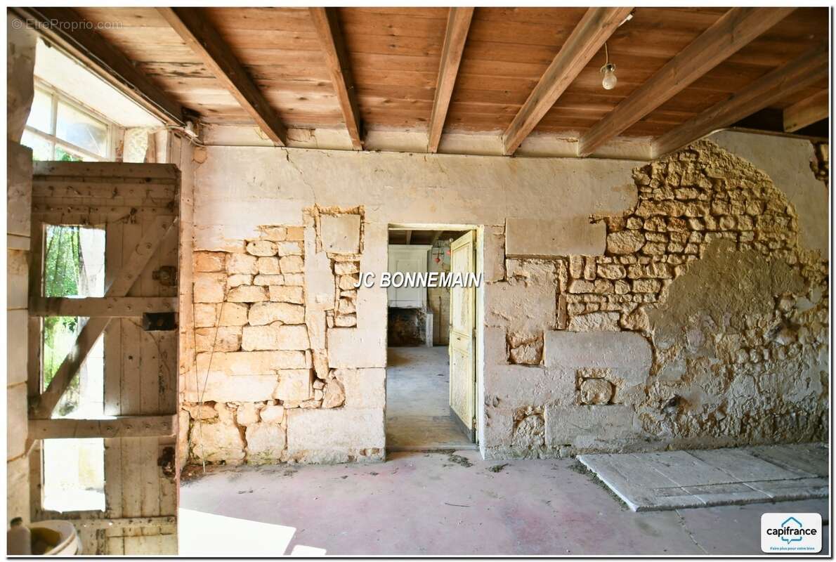 A vendre sur 1,14 Ha - Maison 1 à Réhabiliter 200 m² / Maison 2 Habitable Immédiat CHERMIGNAC (17) - photo 11