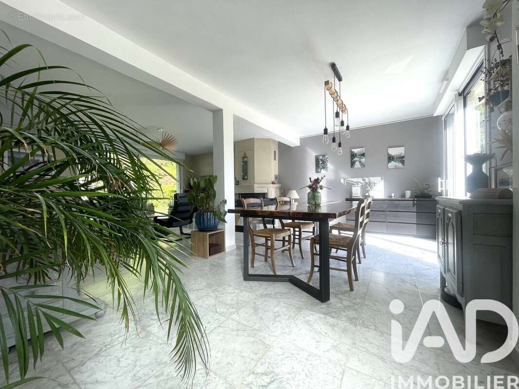 Photo 6 - Maison à LE MESNIL-SAINT-DENIS