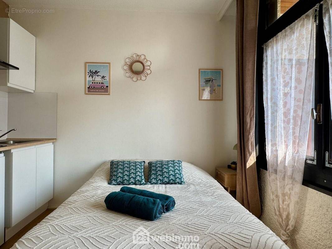 L'entrée ouvre sur la pièce principale de 12 m2, - Appartement à CHASSENEUIL-DU-POITOU
