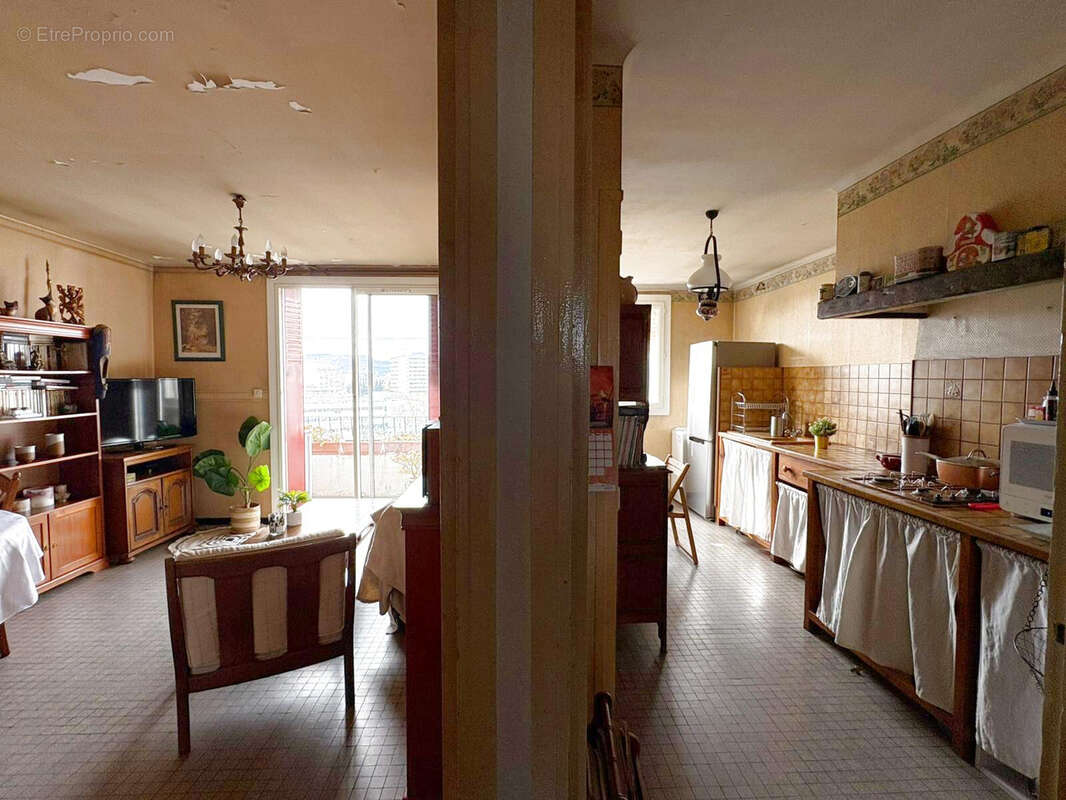 Appartement à MARSEILLE-5E
