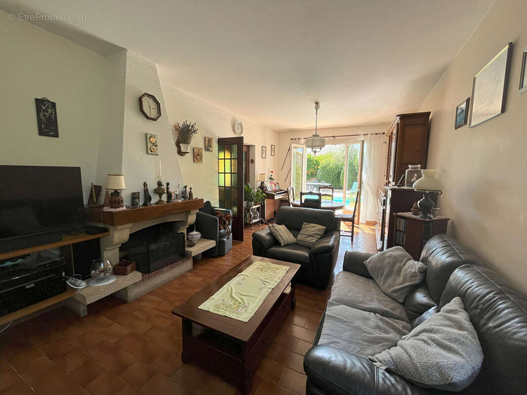 Maison à SAINT-MITRE-LES-REMPARTS