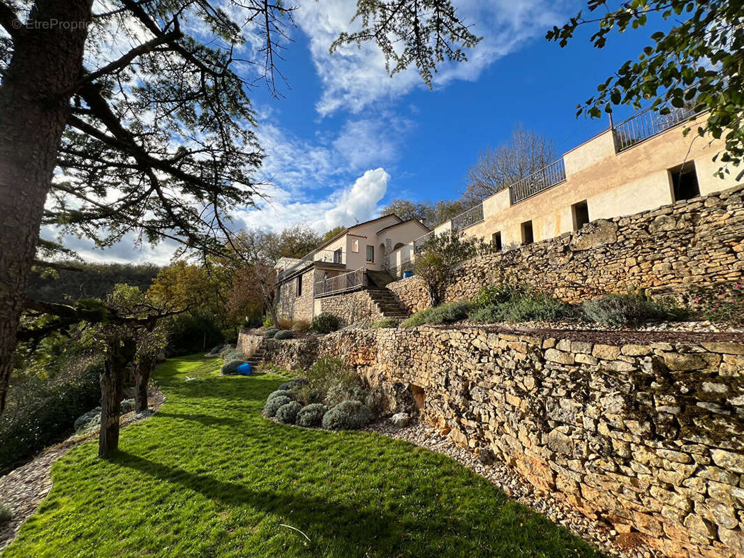Maison entièrement restaurée avec vue exceptionnelle sur les hauteurs. - photo 2