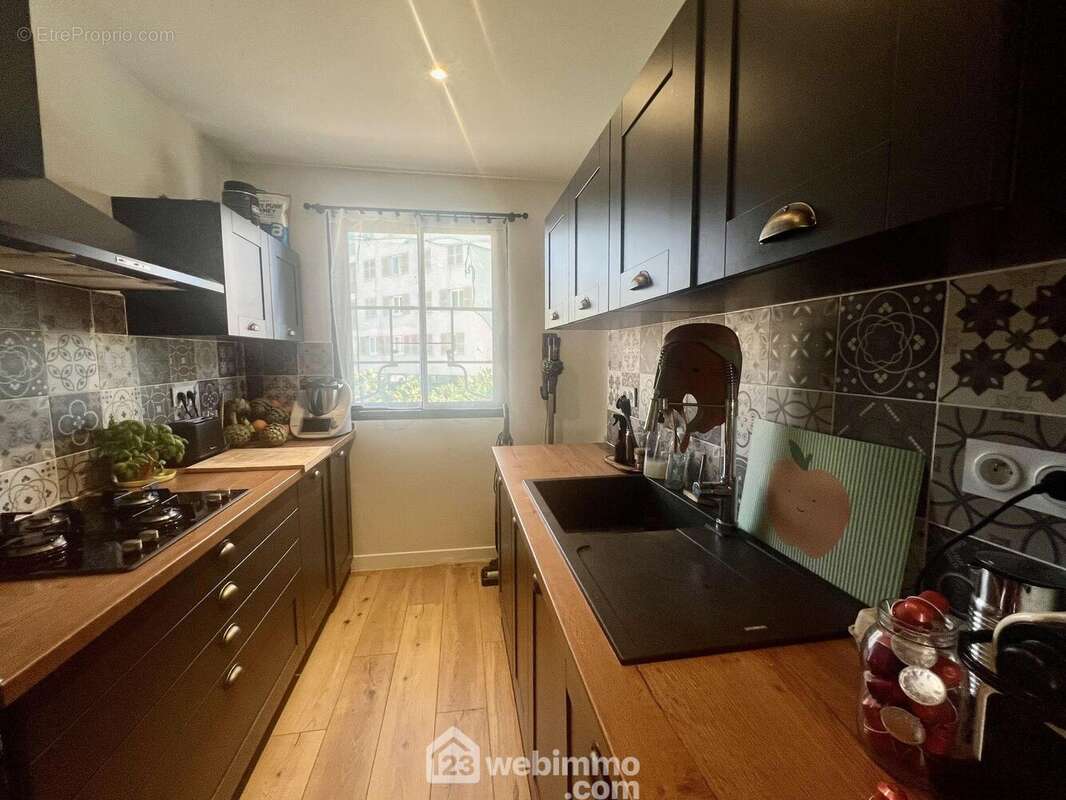 La cuisine est aménagée - Appartement à SAN-MARTINO-DI-LOTA